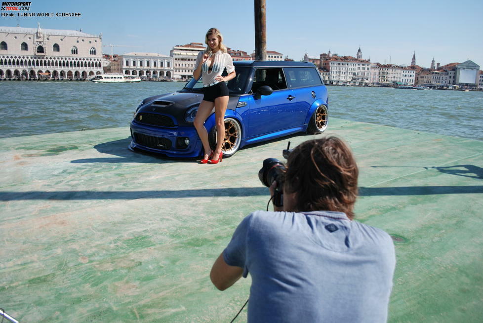 Das Highlight war die Fotosession auf einem Pontonschiff in der Bucht von San Marco, direkt vor dem Markusplatz in Venedig mit einem weißen Nissan 370Z und einem blauen Mini Cooper.