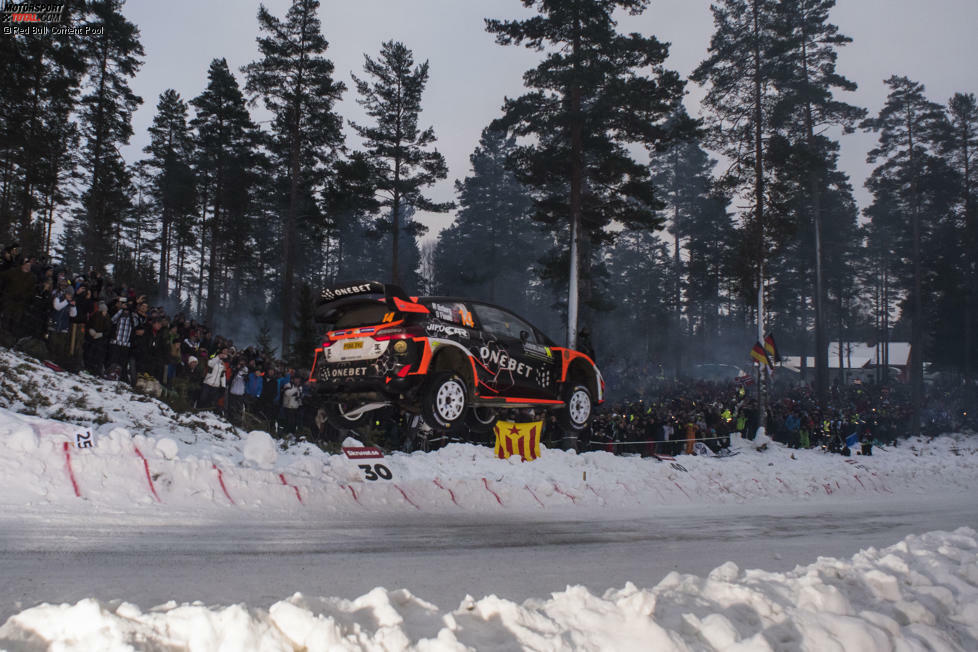 Beim zweiten Versuch landete sein Ford Fiesta WRC erst nach 44 Metern - nur ein Meter weniger als der Rekord.