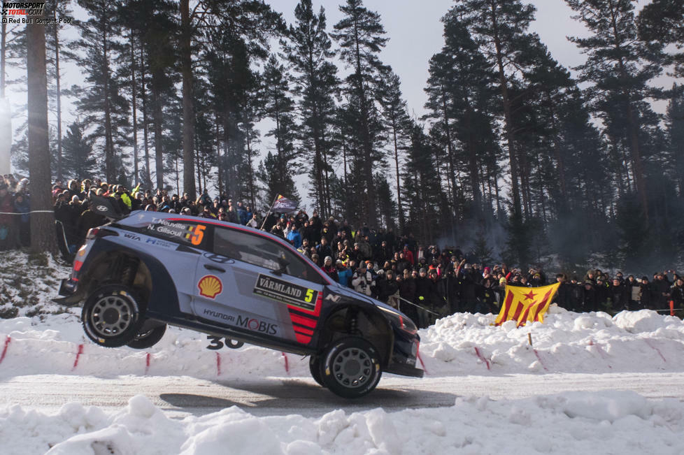 Die Kunst ist, möglichst mit allen vier Rädern gleichzeitig zu laden. Hyundai-Pilot Thierry Neuville zeigt aber, dass es auch anders geht.