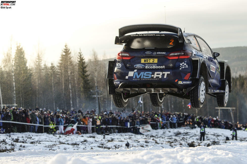 Mehrere Meter hoch fliegen die WRC-Boliden bei ihren weiten Sprüngen durch die Luft.
