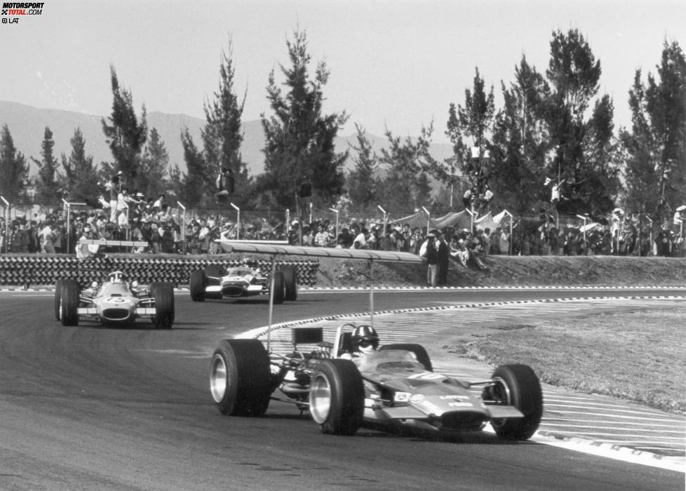 Noch eine bessere Quote: Erneut sieben Sieger - dieses Mal in nur zwölf Rennen! Da kommt es wenig überraschend, dass beim Saisonfinale in Mexiko (Foto) mit Hill, Hulme und Stewart noch drei Fahrer Chancen auf den Titel. Die drei sind auch die einzigen Piloten, die 1968 mehr als ein Rennen gewinnen können. Der Titel geht am Ende an Hill.