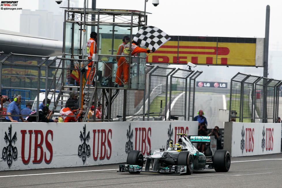 Abwechslungsreich ist die Saison 2012 vor allem zu Beginn. Dank der Pirelli-Reifen, die niemand so wirklich versteht, gibt es in den ersten sieben Rennen sieben verschiedene Sieger! Unter anderem feiert Rosberg seinen ersten (Foto) und Maldonado seinen einzigen Formel-1-Sieg. Im WM-Kampf setzt sich Vettel hauchdünn gegen Alonso durch.