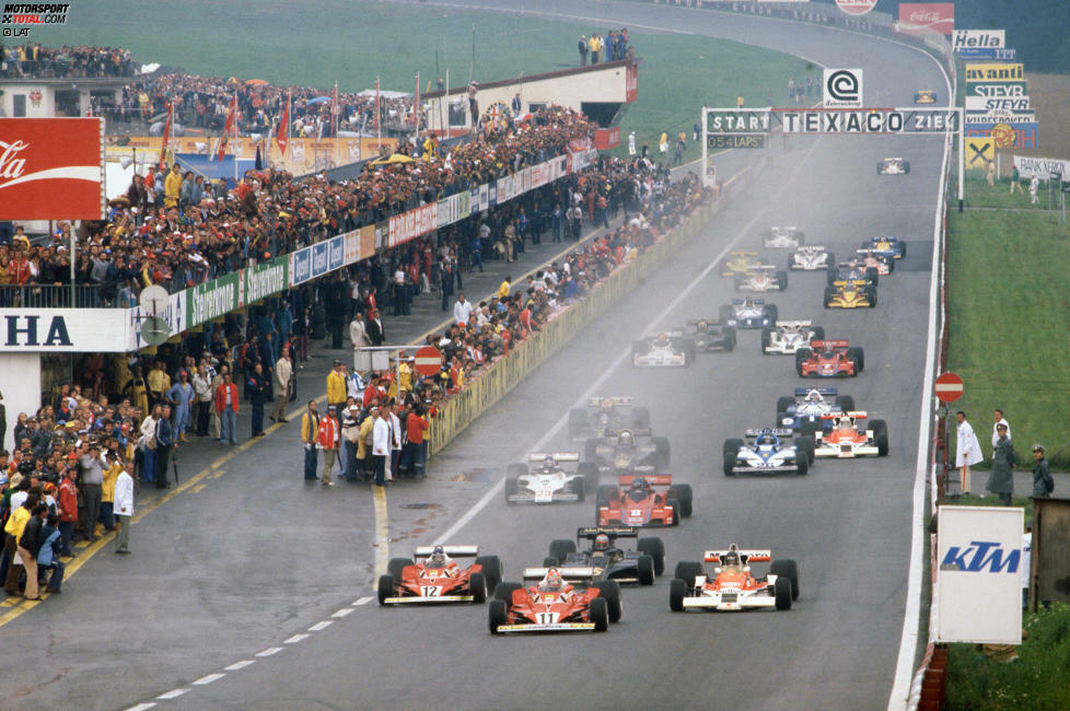 Obwohl Lauda nur dreimal auf der obersten Stufe des Podiums steht, krönt er sich 1977 bereits drei Rennen vor Saisonende zum Weltmeister. Den Unterschied machen seine sieben weiteren Podestplätze, während seinen Gegnern genau diese Konstanz fehlt. Da stört es den Österreicher nicht, dass es in diesem Jahr noch sieben andere Sieger gibt.