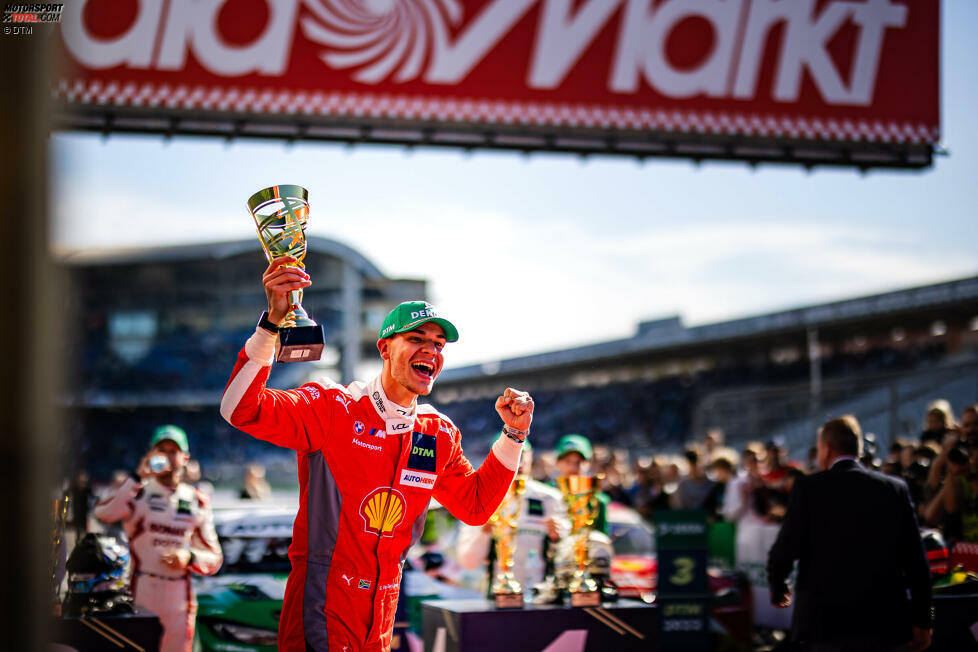 2022 - Sheldon van der Linde (BMW) - Selten war eine Saison so ausgeglichen und umkämpft, doch Schubert-Pilot Sheldon van der Linde legt mit seinem Doppelerfolg in der Lausitz den Grundstein zum Titel. Beim Finale behält der Südafrikaner gegen die starken Herausforderer Lucas Auer und Rene Rast die Nerven und wird erstmals DTM-Meister.