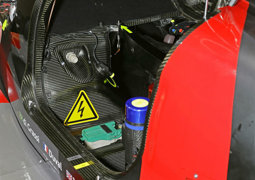 Der Audi R18 ist ein Hybridfahrzeug der 6MJ-Klasse. Audi arbeitet mit Batteriezellen von Samsung SDI und einem Hochvoltsystem. Knapp 1.000 Volt Gleichstrom sind bei Berührung wirklich kein Spaß!