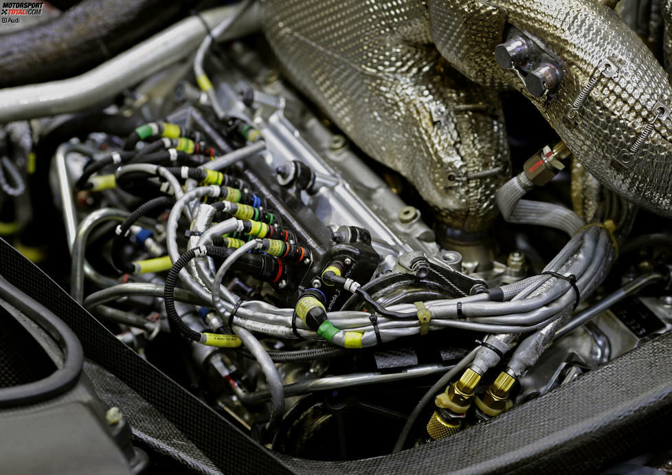 Der 4,0-Liter-Dieselmotor leistete zum Ende der WEC-Saison rund 515 PS. Addiert man die Leistung des E-Antriebs hinzu (350 kW), dann kommt man insgesamt auf fast 1.000 PS Systemleistung im Audi.