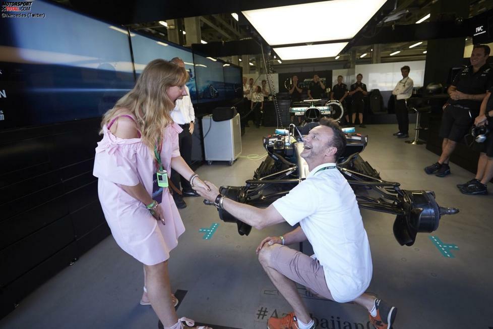 Schöner kann ein Formel-1-Wochenende doch gar nicht beginnen: Zuerst hat die Mercedes-Pressedame Rosa Herrero Venegas diesem Paar ermöglicht, die Silberpfeil-Box einmal hautnah zu erleben. Und dann macht der Herr seiner Geliebten auch noch einen Heiratsantrag. Sie hat 