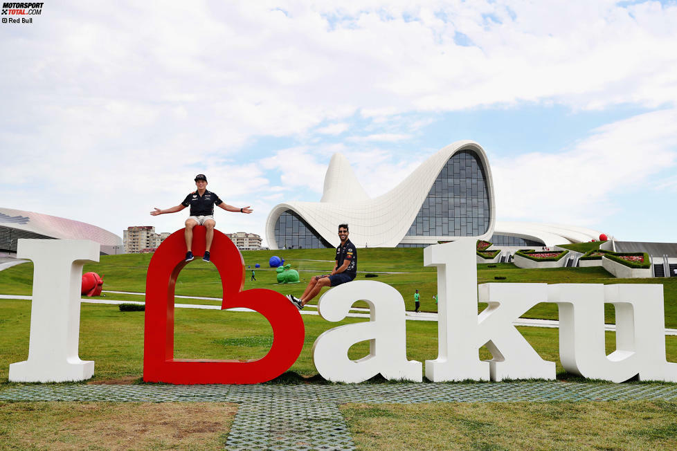 Das Geidar-Alijew-Zentrum, eine Kulturstätte vor den Toren von Baku, ist für viele Aserbaidschan-Touristen ein Fixpunkt auf dem Sightseeing-Plan. Selbst die beiden Red-Bull-Stars Max Verstappen und Daniel Ricciardo nutzen die Gelegenheit, sich vor dem Grand Prix kulturell fortzubilden.