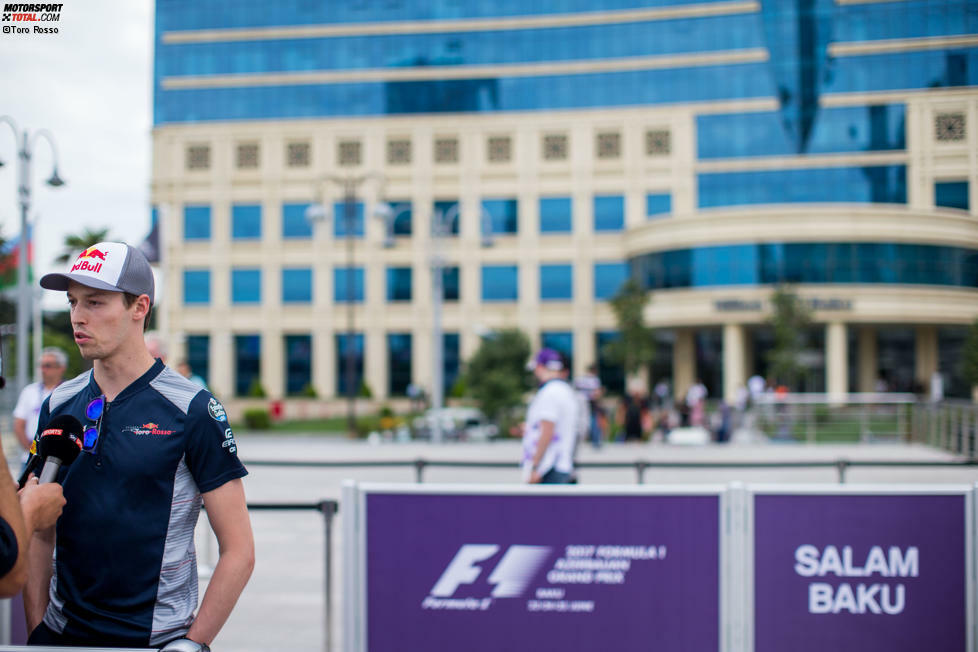 Geliebt wird Baku von den Fahrern aber vor allem aus einem Grund: Das Hilton-Hotel befindet sich in unmittelbarer Nähe des Paddocks, fußläufig von der Interviewzone. So kurz sind die Wege für die Stars nicht einmal in Monte Carlo.