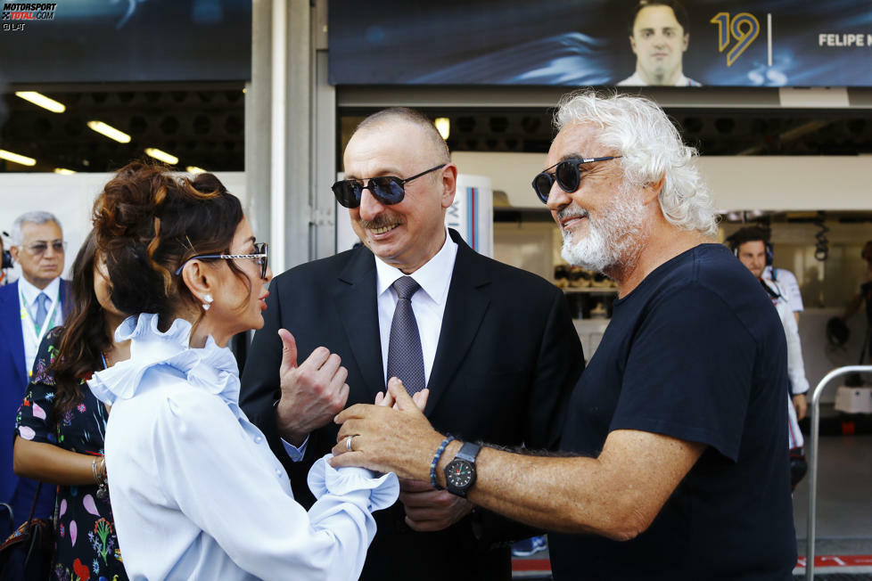 Eingefädelt hat den Deal zwischen Aserbaidschan und der Formel 1 übrigens Flavio Briatore. Der betreibt in unmittelbarer Nähe der Grand-Prix-Strecke einen seiner Billionaire-Clubs. Und hat im Vorbeigehen einen Baku-Botschaftervertrag für seinen Freund Fernando Alonso eingetütet. Sicher alles recht lukrativ.