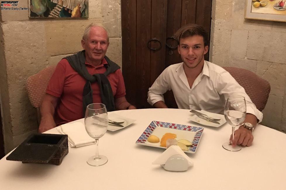 Worüber diese beiden Herren wohl sprechen? Red-Bull-Junior Pierre Gasly bewirbt sich bei Helmut Marko mutmaßlich um eine Formel-1-Chance für 2018. Die könnte er am ehesten bei Toro Rosso bekommen. Oder noch in dieser Saison, als Ersatz für Jolyon Palmer bei Renault.