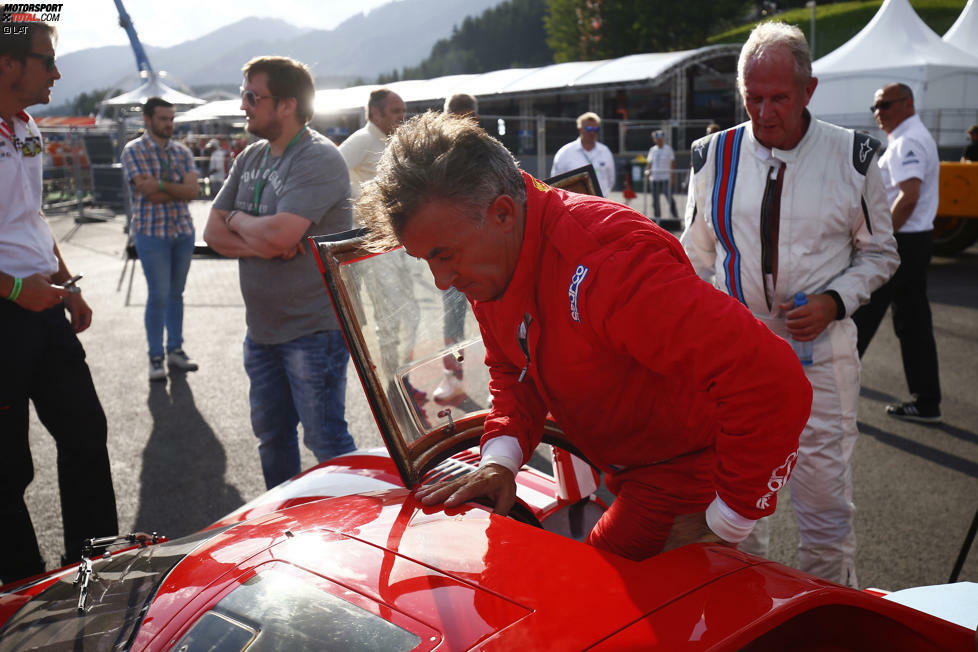 Bergers langjähriger Ferrari-Teamkollege Jean Alesi klettert hier in Helmut Markos alten Le-Mans-Porsche. Der Einstieg fiel den Herren leichter, als sie noch ein paar Kilogramm weniger auf den Rippen hatten. Im Hintergrund plaudert Chefredakteur Christian Nimmervoll mit Porsche-Medienchef Holger Eckhardt.