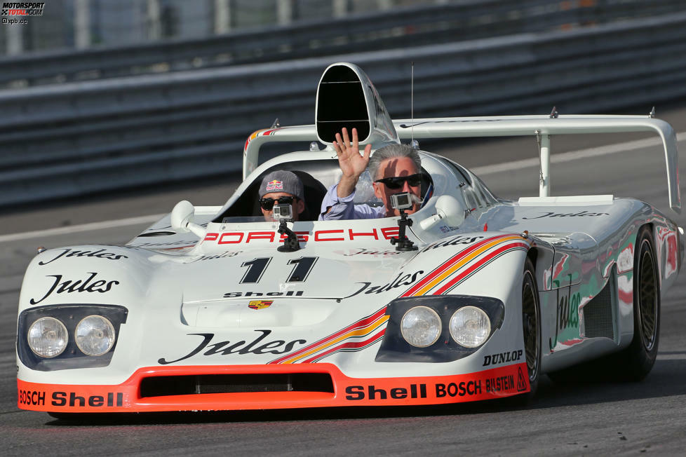 Porsche-Werksfahrer Neel Jani wird eine besondere Ehre zuteil: Der Schweizer, am Spielberg-Wochenende in Begleitung seiner bezaubernden Frau Lauren, chauffiert niemand Geringeren als Formel-1-Boss Chase Carey um den Red-Bull-Ring.