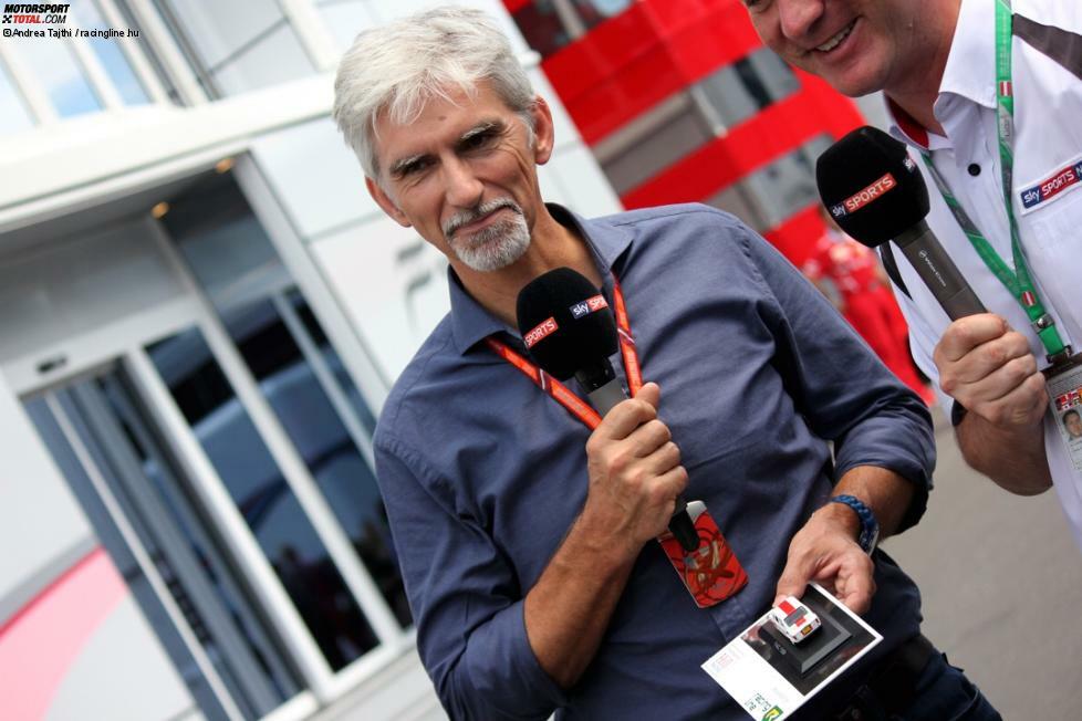 Besonderes Präsent für Damon Hill: Die Kollegen von racingline.hu haben jenen FIAT 126 im Embassy-Design als 1:43-Miniatur produzieren lassen, der einst von seinem Vater als Paddock-Car genutzt wurde. Chefredakteur Peter Vamosi überreicht das Modell vor laufender Sky-Kamera am Samstagmorgen.