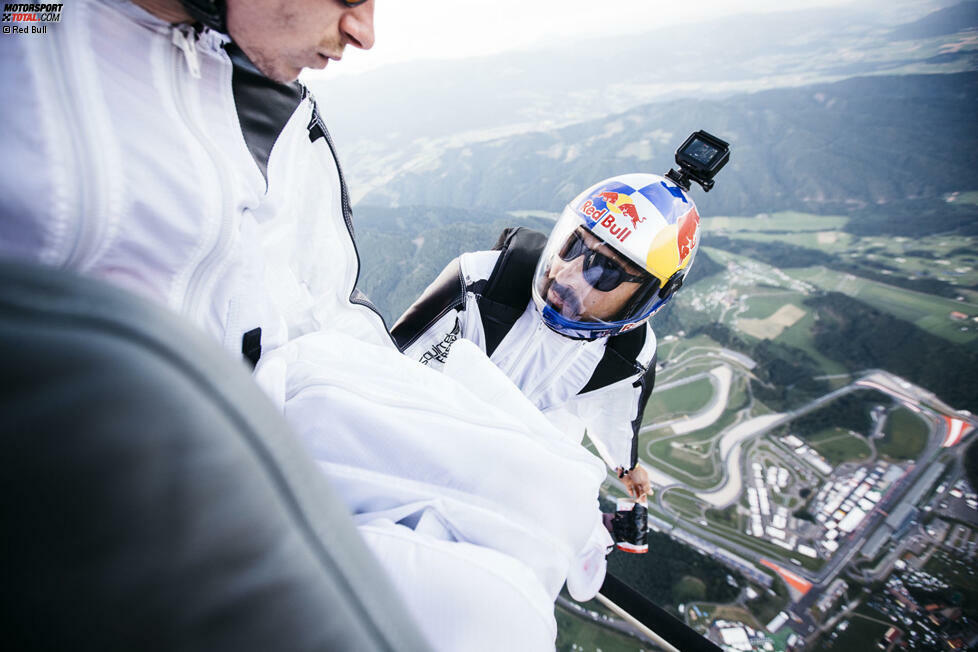 ... wo seine Nachfolger von der Red-Bull-Skydive-Staffel im Rahmenprogramm ebenso für Unterhaltung sorgen wie ...