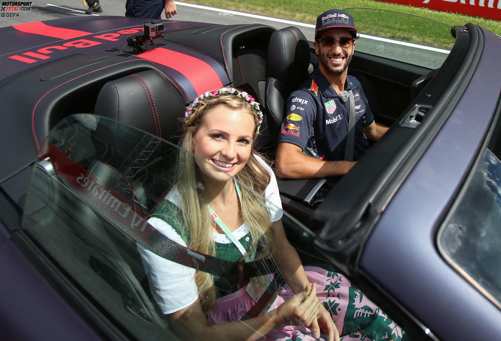 Ganz so wild wie die lässt es Daniel Ricciardo nicht angehen, zumindest nicht mit dieser hübschen Formula Una auf dem Beifahrersitz. Als dann ORF-Kommentator Ernst Hausleitner zu ihm ins Cockpit steigt, dreht der Sonnyboy aus Australien schon etwas mehr auf, ...