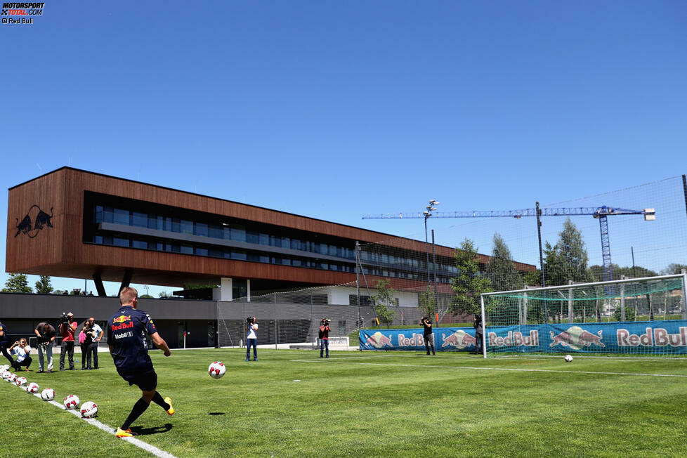 Heimrennen heißt für die Red-Bull-Stars, im Vorfeld etwas Promotion für die österreichischen Red-Bull-Sportvereine zu machen. So kicken Max Verstappen und Daniel Ricciardo mit dem Bullen-Nachwuchs in der Akademie in Salzburg ...