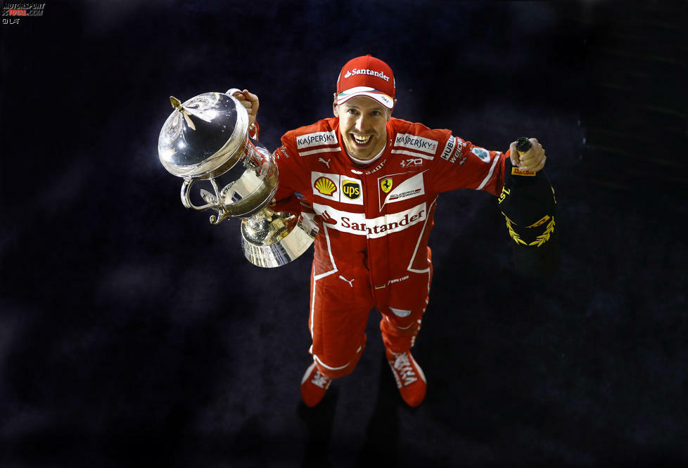 Drittes Rennen, zweiter Sieg, zum dritten Mal das schnellste Auto: Sebastian Vettel feiert nach 2012 und 2013 seinen dritten Triumph in Bahrain und übernimmt die alleinige WM-Führung vor Lewis Hamilton. Außer den beiden war 2017 noch keiner Erster oder Zweiter. Jetzt durch die Highlights klicken!