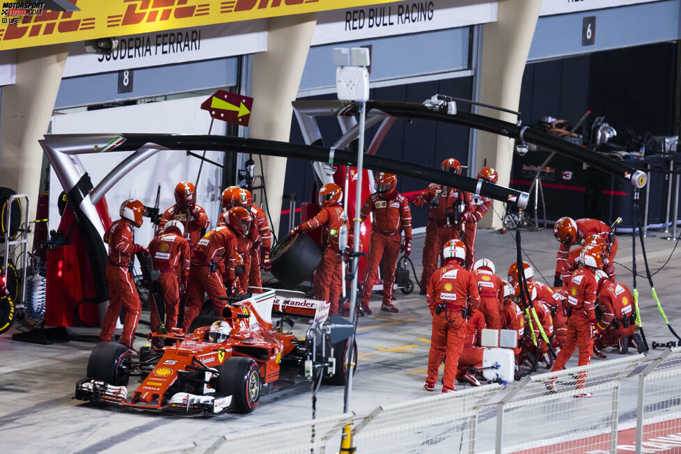 Runde 10: Während Bottas funkt, dass seine Hinterreifen abbauen, biegt Vettel zum 