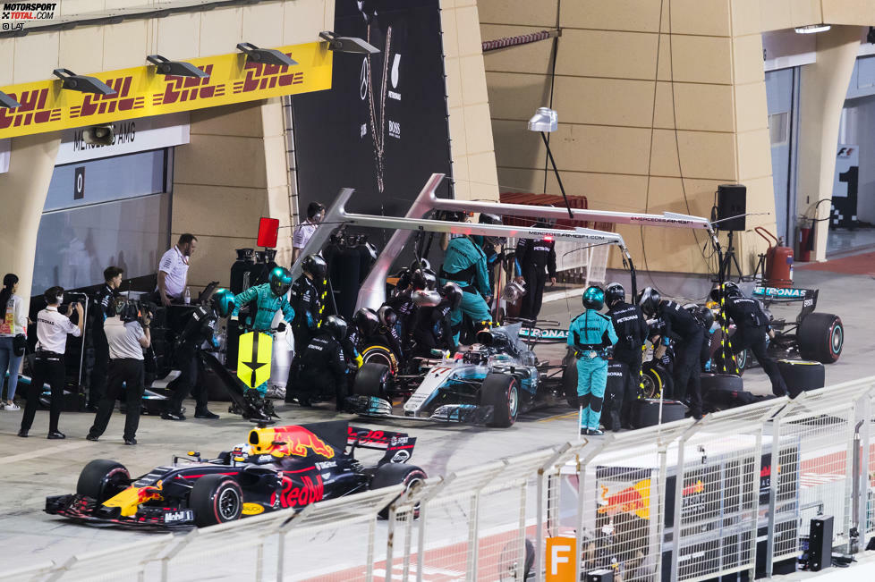 Während der Safety-Car-Phase holt Mercedes beide Autos an die Box. Aber Bottas verliert die Führung an Vettel, und Hamilton kassiert eine Fünf-Sekunden-Strafe, weil er in der Boxeneinfahrt vor Ricciardo absichtlich trödelt. Die Gerechtigkeit siegt ohnehin: Ricciardo übernimmt P3 von Hamilton, ...