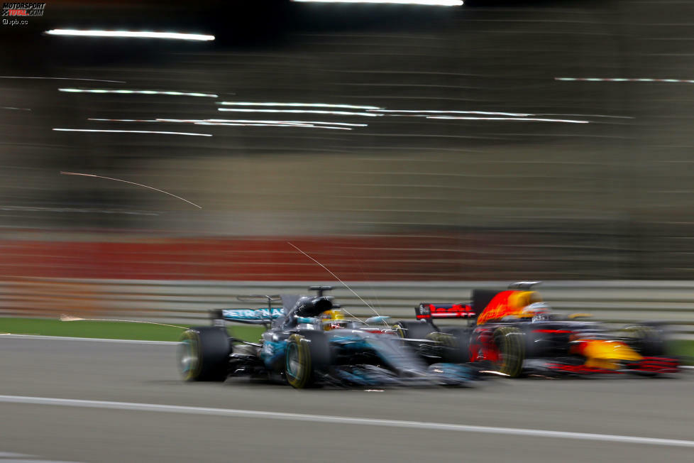 ... aber nicht für lange, denn sein Traum vom Sieg platzt gleich in der ersten Runde nach dem Wechsel von Supersoft auf Soft: Der Reihe nach ziehen Hamilton, Massa und Räikkönen am Red Bull vorbei. Plötzlich ist Ricciardo nur noch Sechster.