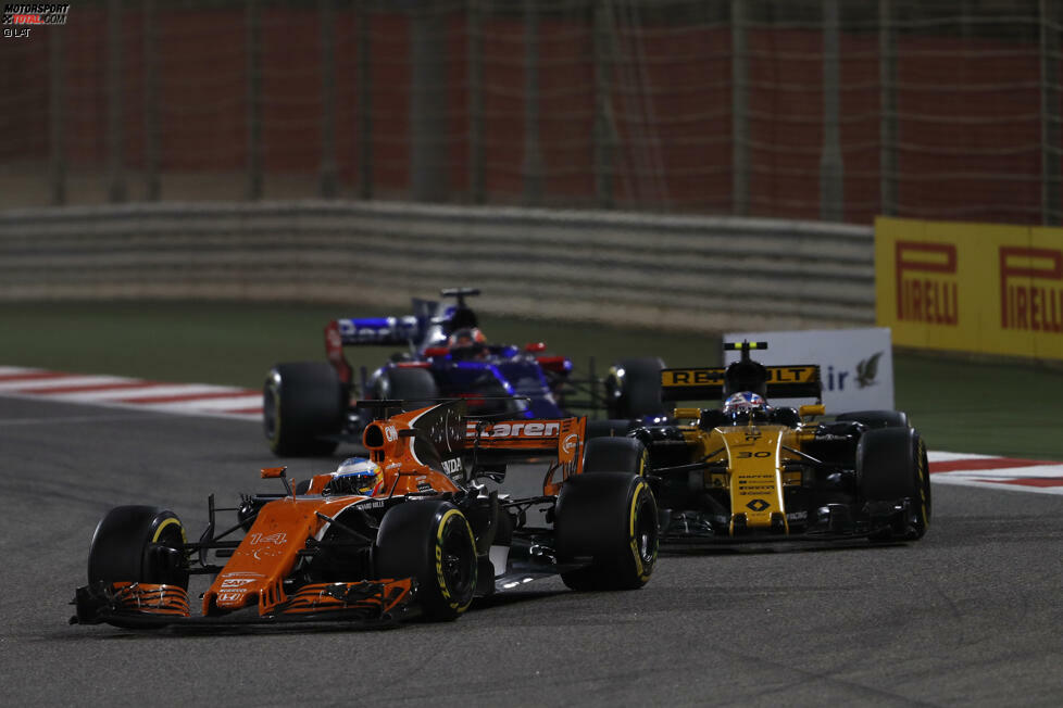 Doch hinter dem Fernduell Vettel vs. Hamilton gibt's auch noch ein Rennen. Fernando Alonso fightet lange gegen Jolyon Palmer und Daniil Kwjat. Wegen fehlender Honda-Power reißt ihm der Geduldsfaden: 