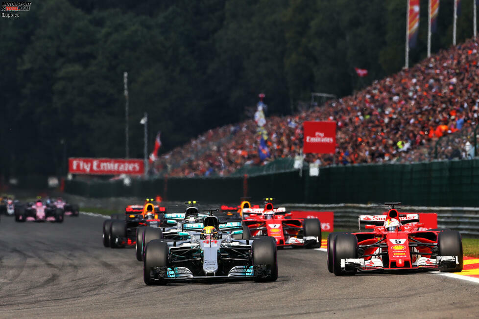 ... aber durch Eau Rouge so viel Windschatten spendiert, dass es beim Anbremsen von Les Combes ganz schön eng wird. Letztendlich fehlt dem Ferrari auf der Kemmel-Geraden die nötige Power, um zwingend nach vorne zu stechen.