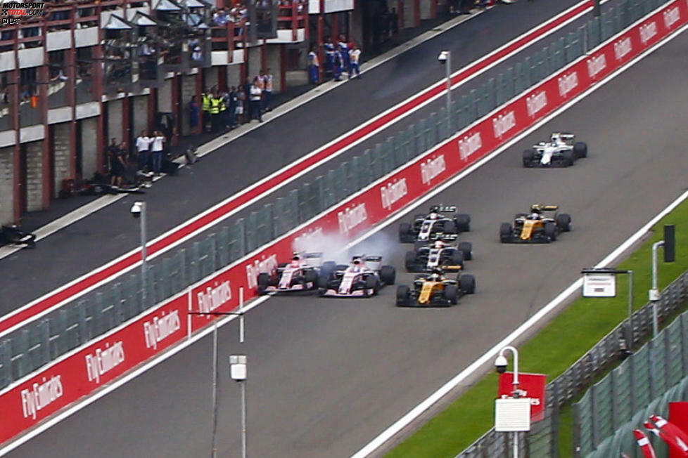 Im Kampf um P8 kracht es bei Force India: Sergio Perez wählt den falschen Motorenmodus, hat zu wenig Hybrid-Power und ist plötzlich mit Nico Hülkenberg beschäftigt, den er bereits abgeschüttelt wähnte. Auf der anderen Seite will Esteban Ocon vorbei. Dass beide Autos heil bleiben, gleicht einem Wunder.