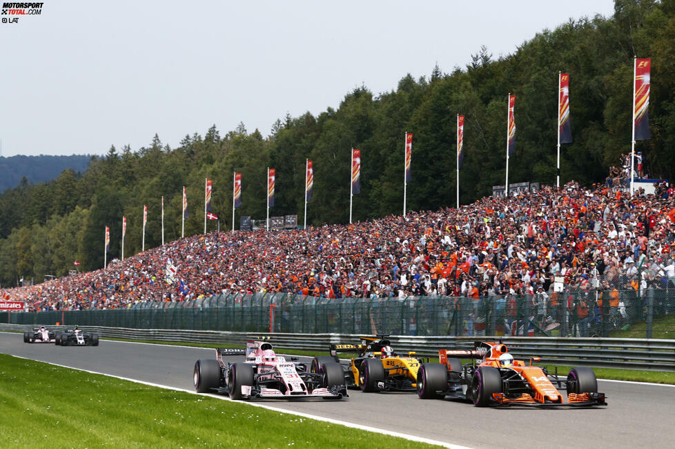 Zwei Runden lang liefern sich Hülkenberg und Alonso dann ein erfrischendes Duell um P7, ehe der McLaren-Star mangels Honda-Power klein beigeben muss. Als er wenig später auf den Geraden auch für die Force Indias Kanonenfutter ist, funkt er: 