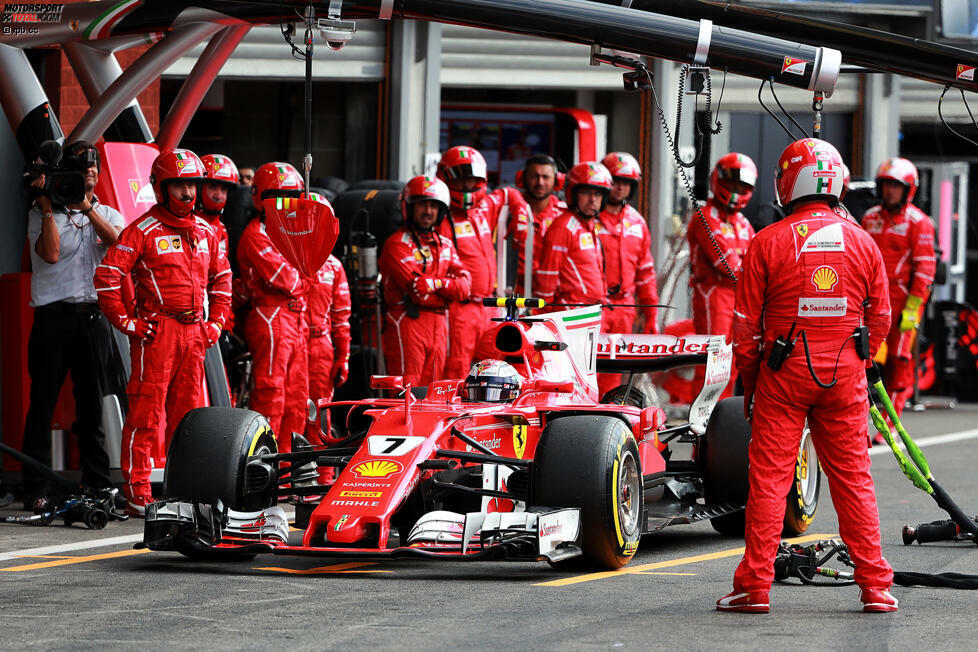 Weil wegen Verstappen bei Kemmel Doppel-Gelb geschwenkt wird und Kimi Räikkönen trotzdem Vollgas durch Eau Rouge zischt, nicht einmal lupft, kassiert der Ferrari-Fahrer eine harte Strafe: zehn Sekunden Stop & Go. Das wirft ihn vom vierten auf den siebten Platz zurück - hinter Hülkenberg und Ocon, die er rasch überholt.