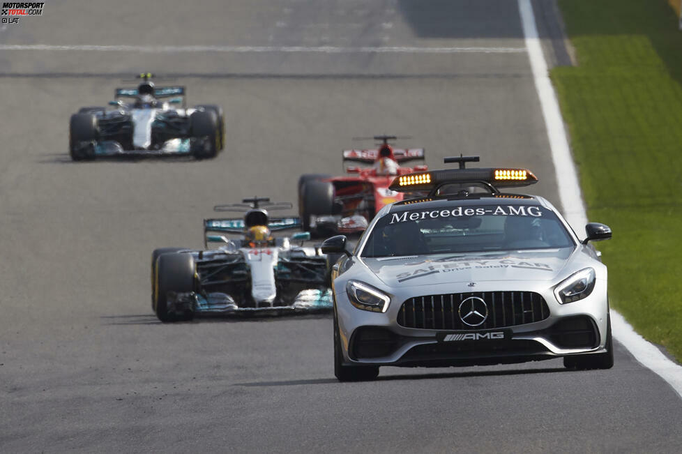 Während der Safety-Car-Phase wechselt Hamilton auf Soft, Vettel auf Ultrasoft. Und Hamilton fällt es schwer, seine Reifen auf Temperatur zu halten: 