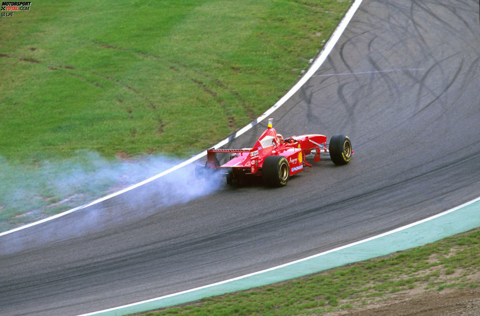 ...Schumacher-Teamkollege Eddie Irvine, der sich im Duell mit Williams-Pilot Heinz-Harald Frentzen den linken Hinterreifen aufschlitzt und an die Box humpelt. Als Geisterfahrer...