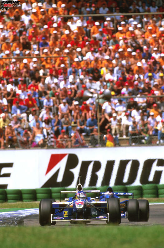 ...agiert Schumachers Titelrivale Jacques Villeneuve in Hockenheim. Der Kanadier kollidiert mit Prost-Pilot Jarno Trulli und scheidet aus. Glück für WM-Leader Michael Schumacher, ...