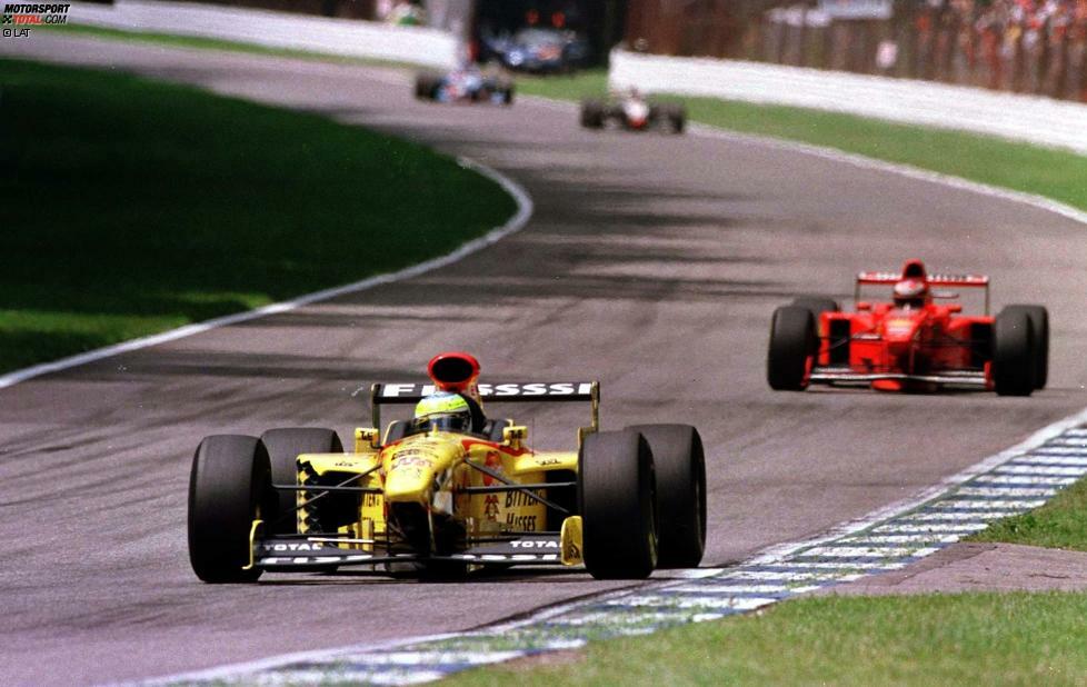...schief. Der Benetton-Pilot reiht sich nur als Vierter hinter Fisichella, Schumacher und Häkkinen wieder ein. Berger fackelt nicht lange und überholt den McLaren, Schumacher fährt selbst an die Box, während Fisichella bis zum einzigen Stopp die Führung behält. Als Berger elf Runden vor Schluss den zweiten Stopp absolviert, kommt er...