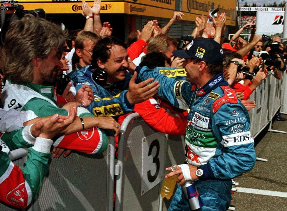 ...in 18 Jahren Rennsport Tränen in den Augen. Und auch das Benetton-Team freut sich mit ihm: Hier gratuliert Teammanager Joan Villadelprat. Benetton entschließt sich zu einer Zweistopp-Strategie, während die Rivalen mit einem Stopp planen. Daher benötigt Berger einen...