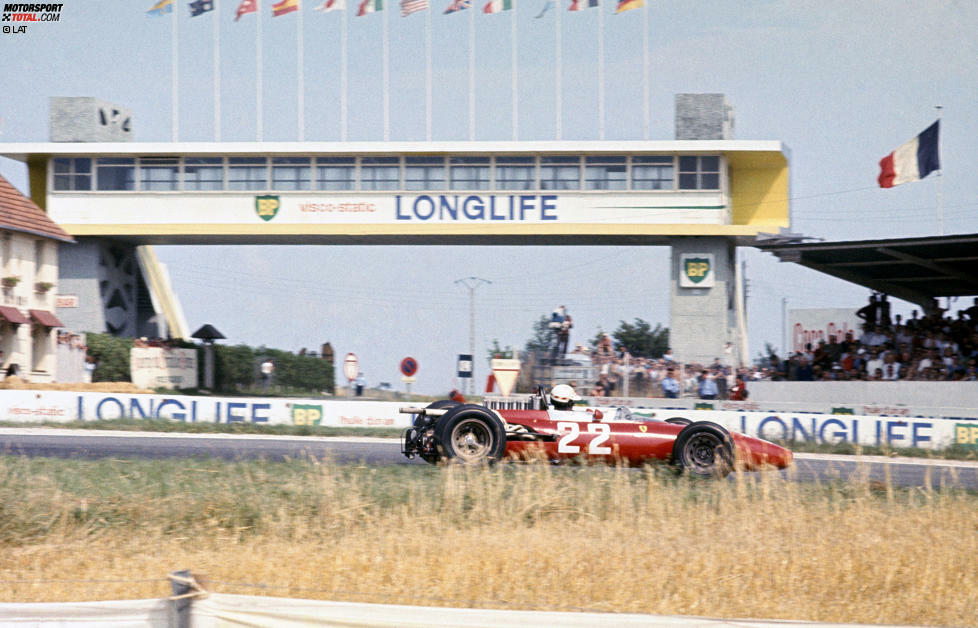 Mike Parkes (1966), zweiter Platz: Als John Surtees Ferrari aus heiterem Himmel verlässt, bekommt der britische Sportwagenspezialist der Scuderia eine unverhoffte Chance in der Königsklasse. Weil er 1,93 Meter misst, muss das Team extra das Chassis umbauen, was sich in Reims auszahlt. Die große Karriere bleibt Parkes aber versagt.