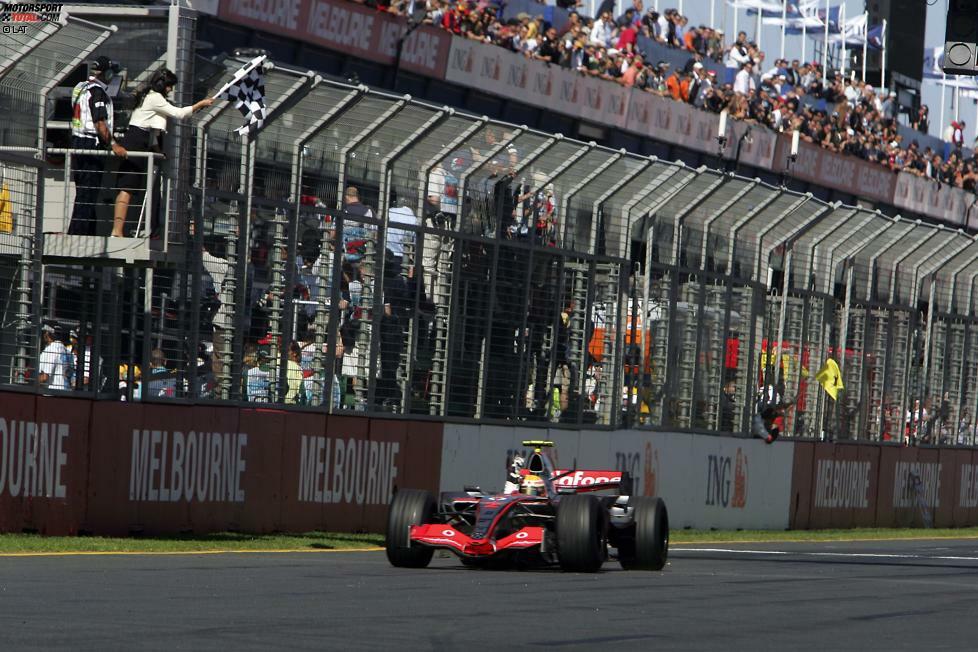 Lewis Hamilton (2007), dritter Platz: Das Wunderkind aus Großbritannien weiß nicht, was es anrichtet, als es Teamkollege und Formel-1-Superstar Fernando Alonso in Melbourne im Duell der McLaren-Piloten mit einem Überholmanöver am Start foppt. Eine zwischenzeitliche Führung, Platz drei und eine erbitterte Fehde sind der Lohn.