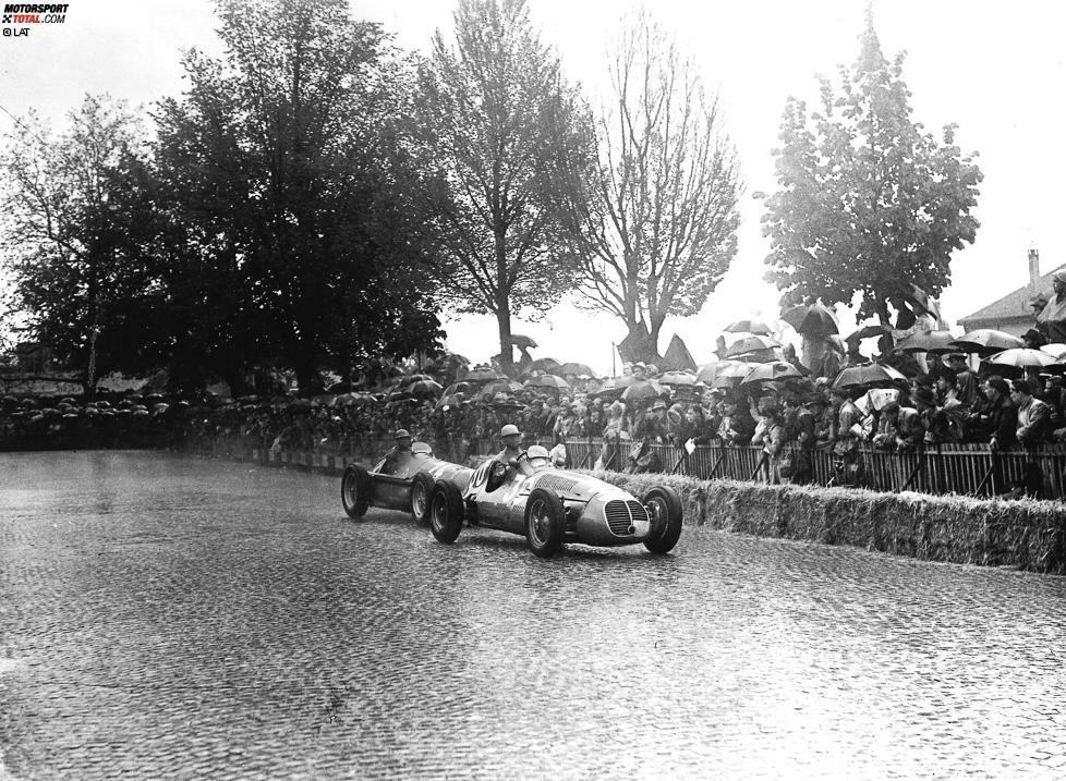 #7: Juan Manuel Fangio. Der 1995 verstorbene Argentinier ist keiner, der im Regen das Hirn ausschaltet und deswegen gewinnt. Fünfmal triumphiert er auf nasser Fahrbahn. Unter anderem in Bremgarten 1951. Auf dem Foto setzt er gerade zum Überholmanöver gegen Louis Chiron an.