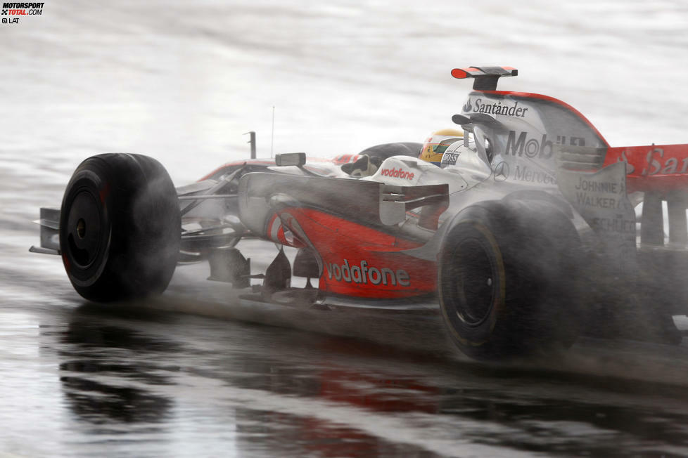 #4: Lewis Hamilton. Zum ersten Mal in Erscheinung tritt seine außergewöhnliche Gabe auf nasser Fahrbahn beim Heimsieg in Silverstone 2008. Dort hängt er seine Verfolger um mehr als eine Minute ab. Für das 