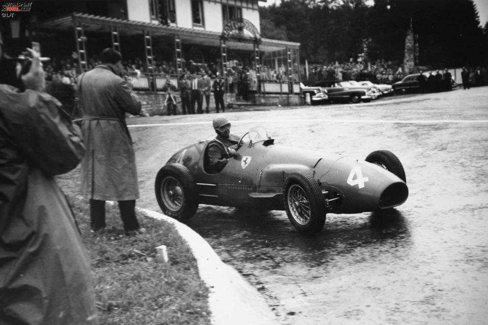 #2: Alberto Ascari. Fünfmal tritt der Italiener bei einem Regenrennen in der Formel 1 an. Viermal gewinnt er. Zum ersten Mal übrigens in Spa-Francorchamps, wo 1952 noch recht wenig Respekt vor der Tatsache herrscht, dass Rennautos im Regen auch mal von der Strecke abkommen könnten ...