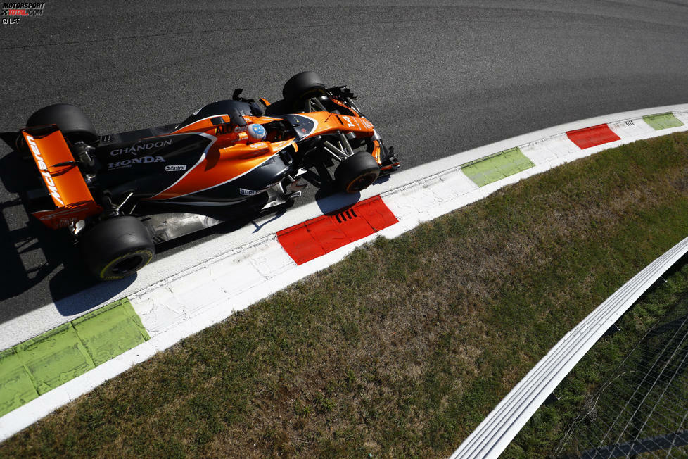 ... auch der McLaren-Stammpilot aus Asturien: Als Jolyon Palmer trotz Abkürzens der Schikane beim Überholmanöver gegen Alonso nur eine Fünf-Sekunden-Strafe kassiert und so trotzdem vorne bleibt, ist der McLaren-Superstar fuchsteufelswild: 