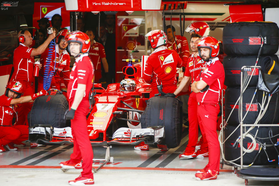 ... hat diese Saison auch Ferrari-Pilot Kimi Räikkönen, allerdings mit dem Lenkrad: Als sein Bolide nach einer Reparatur im letzten Moment zum Restart aus der Box geschoben wird, fehlen ein paar wichtige Utensilien. Was den Finnen merkbar beruhigt. 
