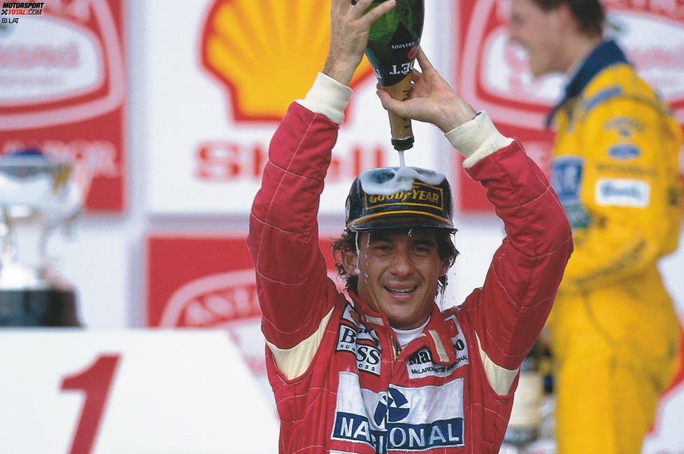 Während Alain Prost (Williams) eine deutliche Führung riskiert und auf Slickreifen crasht, macht Senna alles richtig und krönt seine Leistung mit einem siegbringenden Überholmanöver gegen Damon Hill (Williams).