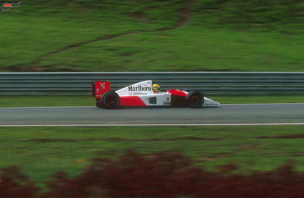 Der 24. März 1991 wird dann der Tag des Helden: Senna schleppt seinen McLaren in Interlagos ins Ziel, als er zunächst ohne vierten, später auch ohne dritten und fünften Gang fahren muss. In einigen Kurven hält er den Honda-Motor mit Mühe am Leben. Dass auch seine Williams-Rivalen Getriebeprobleme und Reifenschäden haben, ist Glück.