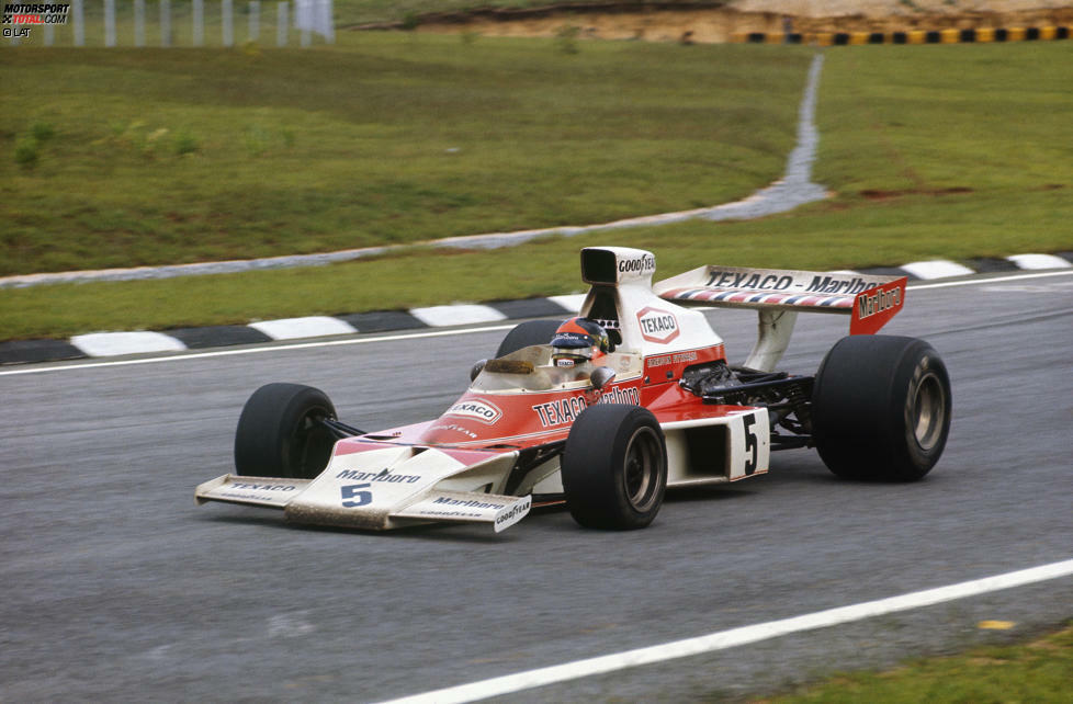 1974 wiederholt Fittipaldi seinen Triumph als McLaren-Pilot - mit Verspätung, weil das tosende Publikum auf den Tribünen die Strecke mit Glasscherben übersät hat. Peterson, der erneut mit einem Plattfuß zurückfällt, werden unbeseitigte Überreste im Duell mit dem Ex-Teamkollegen zum Verhängnis. Wegen Regens wird frühzeitig abgebrochen.