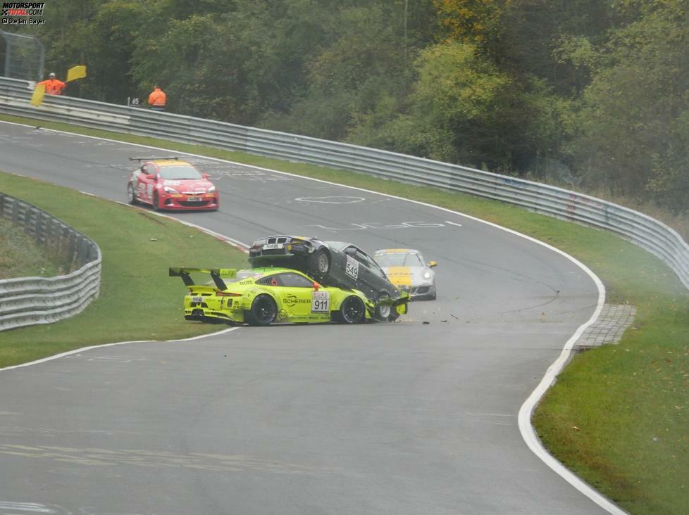 Spektakuläre Bilder beim achten VLN-Lauf: Der BMW 318is von Manfred Schmitz steigt Manthey-Porsche von Matteo Cairoli auf.