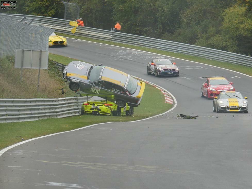 Die flache Front des Porsche wirkt wie eine Sprungschanze und katapultiert den BMW aus der Serienwagen-Klasse in die Luft.