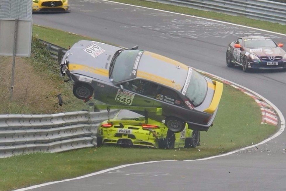 Beim achten VLN-Lauf 2017 kommt es zu einem spektakulären Unfall zwischen dem Manthey-Porsche und einem BMW