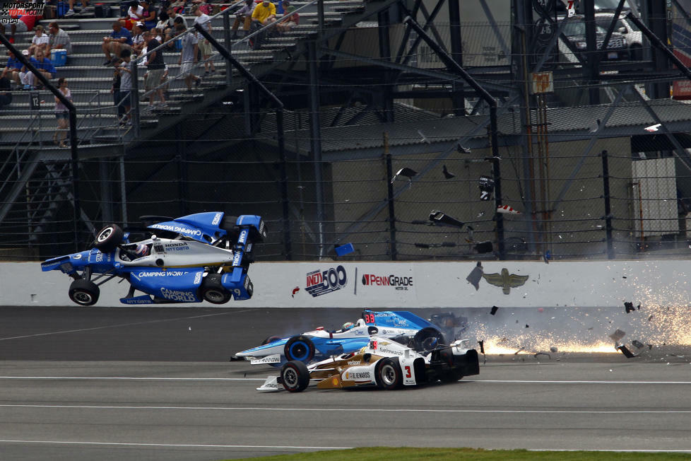 Als der Dixon-Wagen abhebt, nähert sich von hinten Helio Castroneves (Penske).