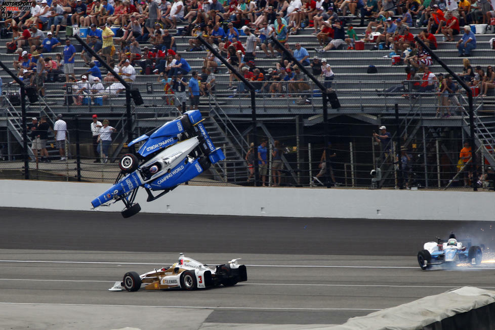 Das Auto von Dixon fliegt über den Penske-Chevy hinweg, ohne ihn dabei zu berühren. 